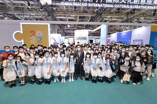 产业大会学生参观2.jpeg 星辰影院